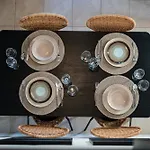 Seaside House For 10 펜션 캔디아