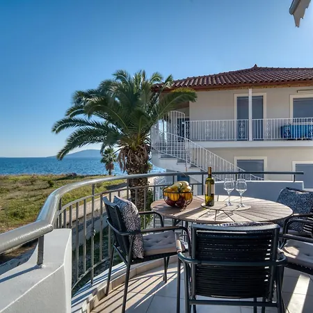 Seaside House For 10 Holiday home *