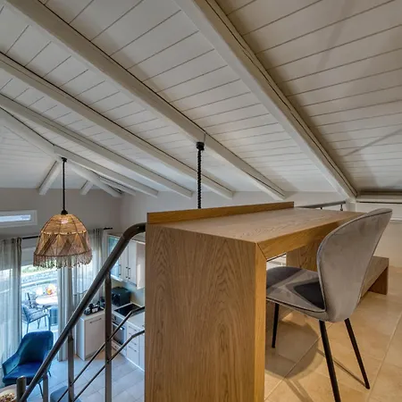 Seaside House For 10 Kandia