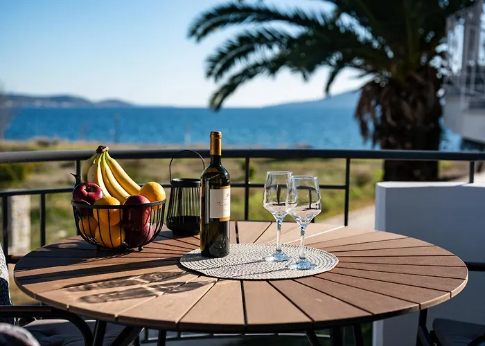 Seaside House For 10 Kandia